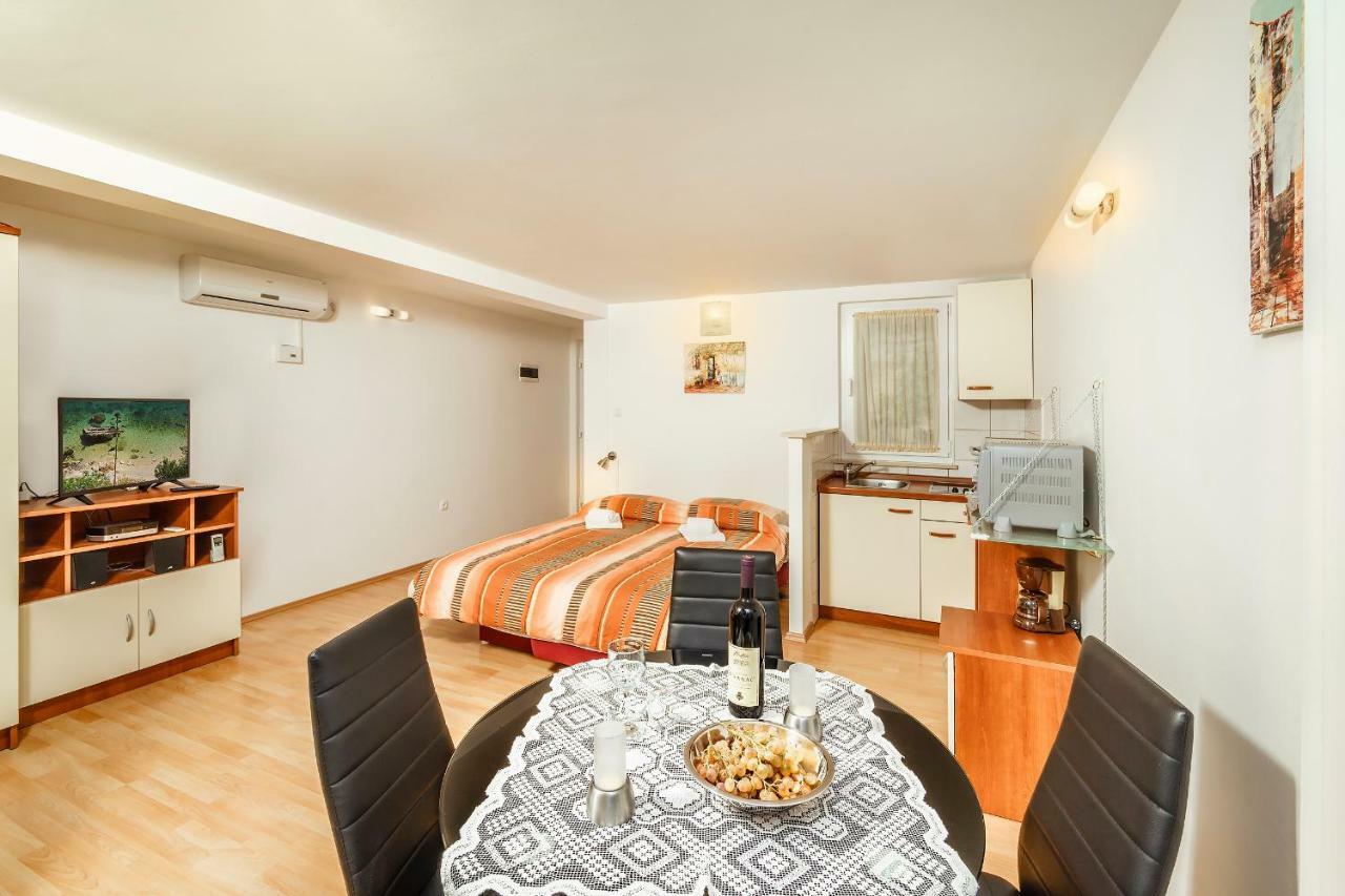 Apartmani Amila-พิสัก ภายนอก รูปภาพ